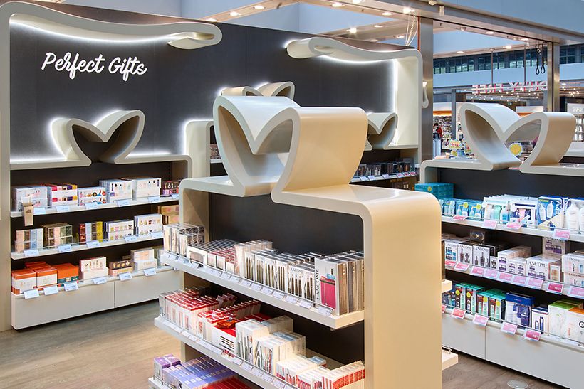 Heinemann Duty Free - Regalansicht Parfüm und Kosmetik namhafter Marken
