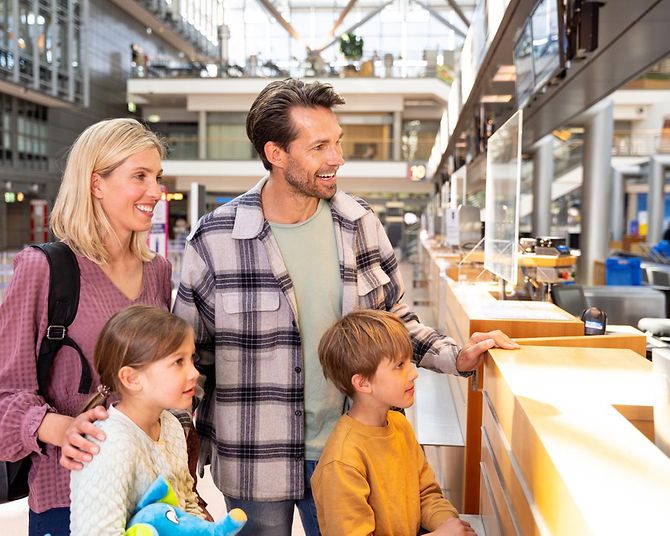 Familie beim Check-In