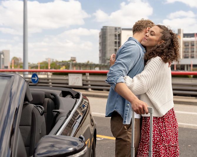 begruessung-paar-parkplatz (1)