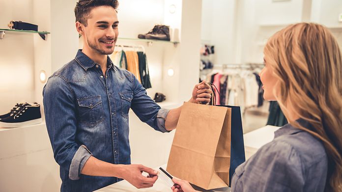 Mitarbeiter im Shop/Retail am Hamburg Airport