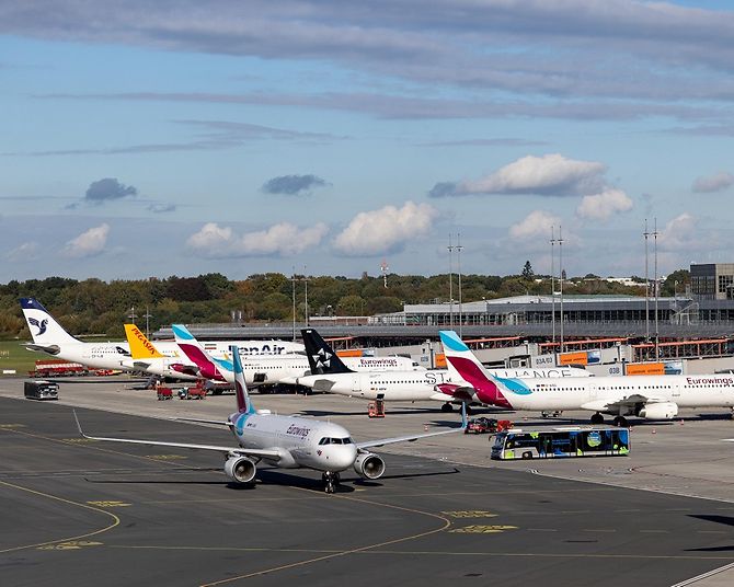 Flugzeuge auf dem Vorfeld.