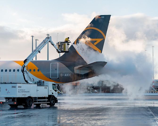 2021-02-12_condor-airbus-a321-enteisung-vorfeld1-winter-8 (1)