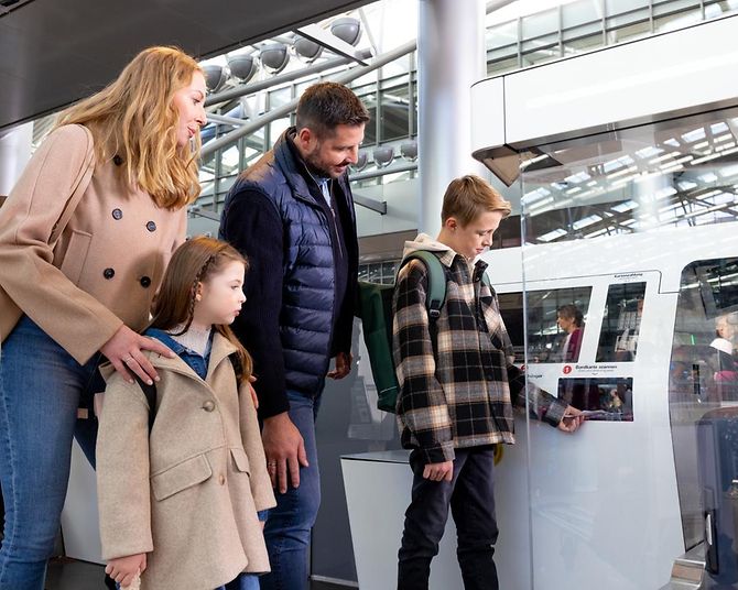 self-bag-drop-familie