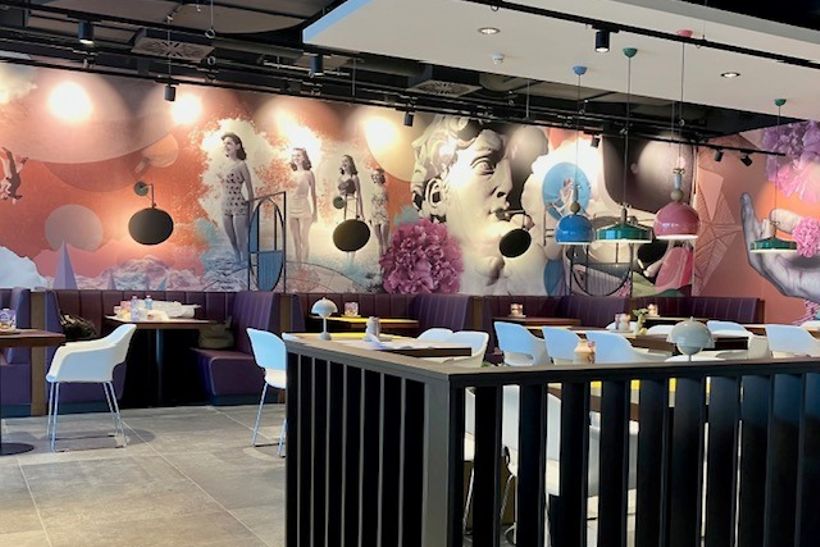 White Monkey - Restaurant mit Vorfeldblick und großem Sitzbereich