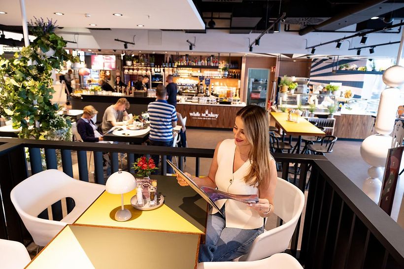 White Monkey - Restaurant mit Vorfeldblick und großem Sitzbereich