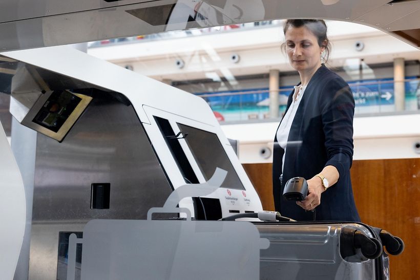 Hamburg Airport Self Bag Drop Handscanner