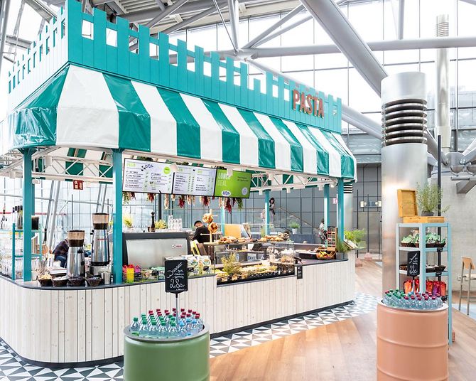 Marché Bistro - herzhafte Snacks, Pasta und Tapas mit Blick auf das Vorfeld genießen