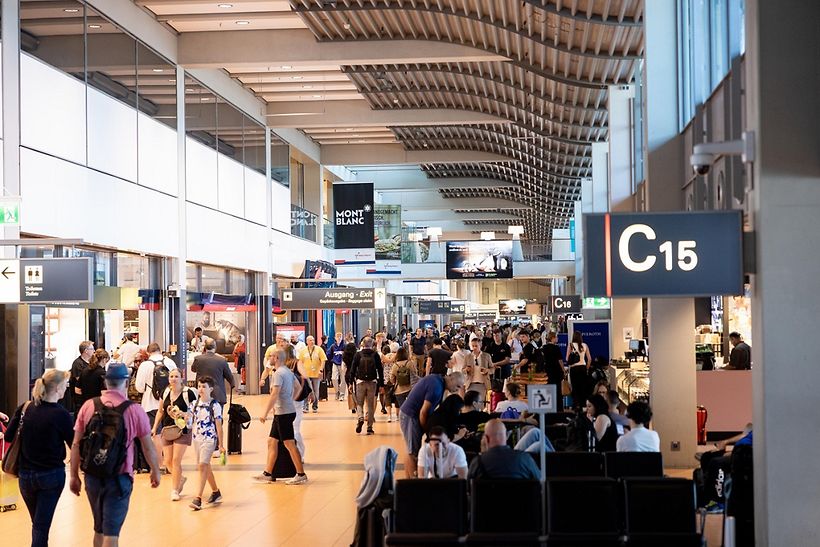 Herbstferienstart Passagier auf der Pier Hamburg Airport