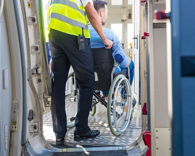 Hebebühne ins Flugzeug für Menschen mit eingeschränkter Mobilität