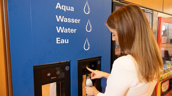 Ferienstart_Wasserspender am Hamburg Airport