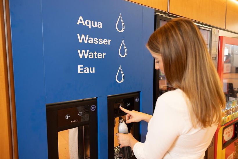 Ferienstart_Wasserspender am Hamburg Airport
