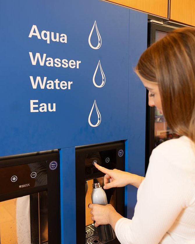 Ferienstart_Wasserspender am Hamburg Airport