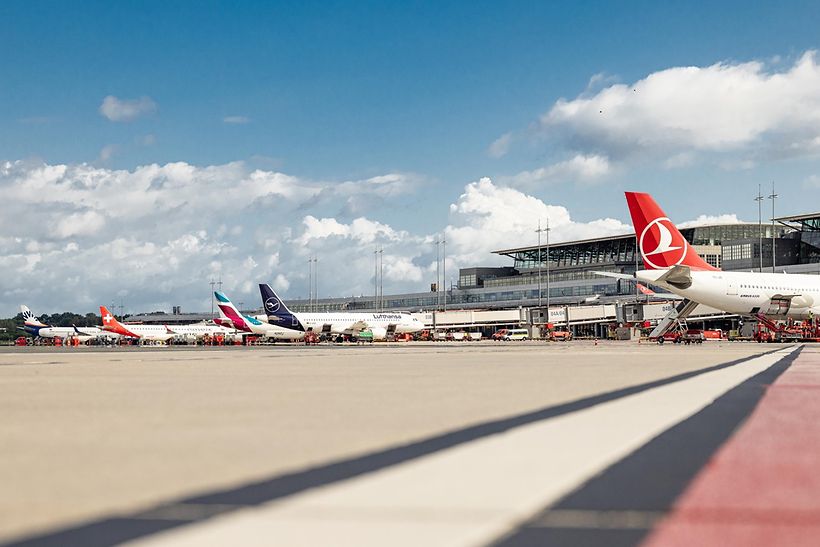 Various airlines on the apron at Hamburg Airport