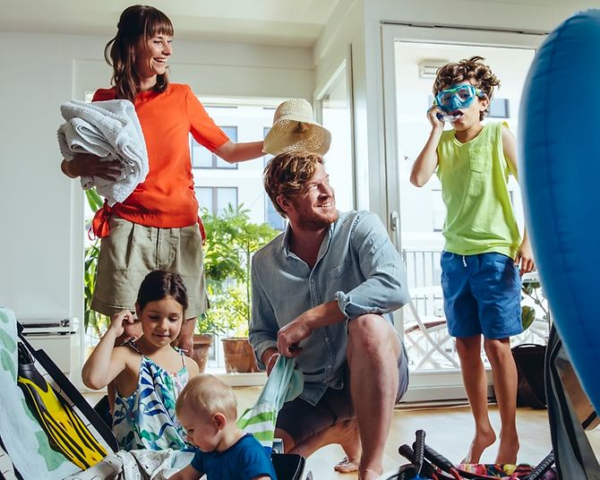Familie packt für den Sommerurlaub