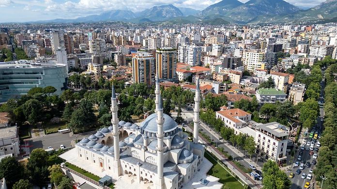 Fly non-stop from Hamburg to Tirana