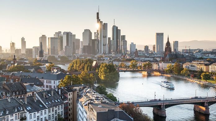 Fly non-stop from Hamburg to Frankfurt