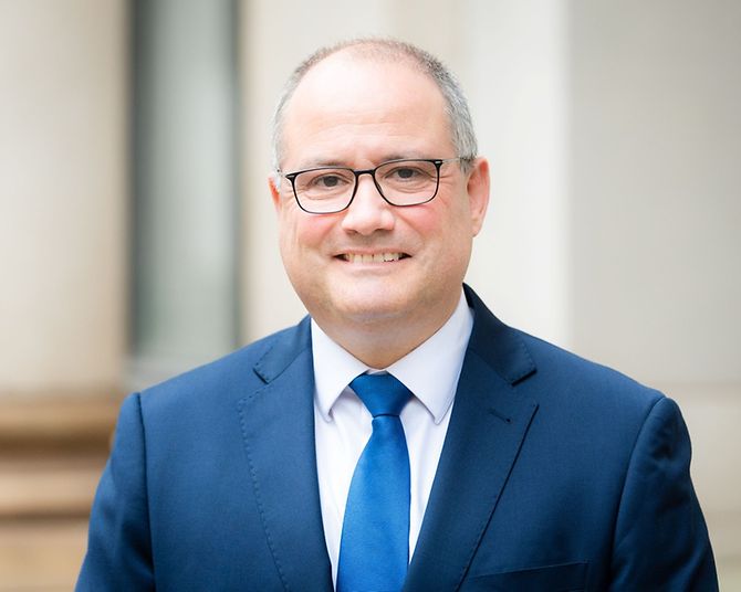Portrait von Staatsrat Dr. Christopher Schwieger von der Staatskanzlei Hamburg