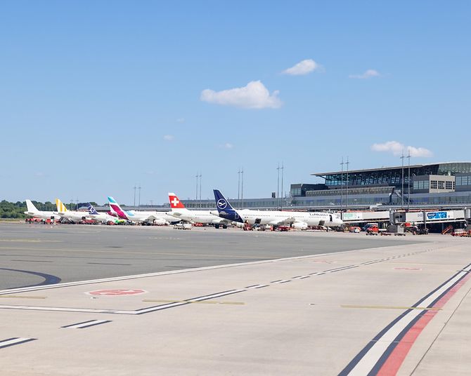 verschiedene Airlines auf dem Vorfeld vom Hamburg Airport
