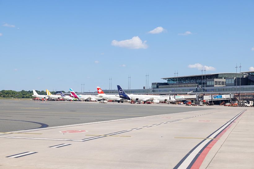 Various airlines on the apron at Hamburg Airport