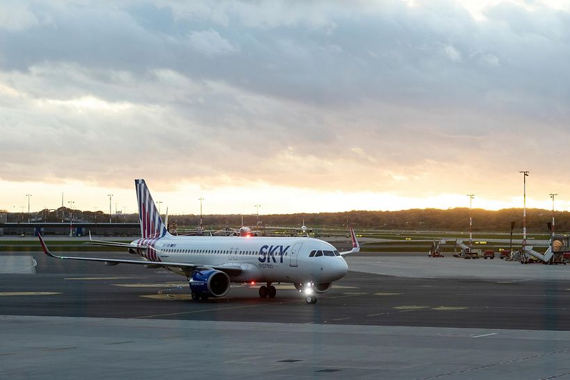 skyexpress-airline-vorfeld-sonnenuntergang