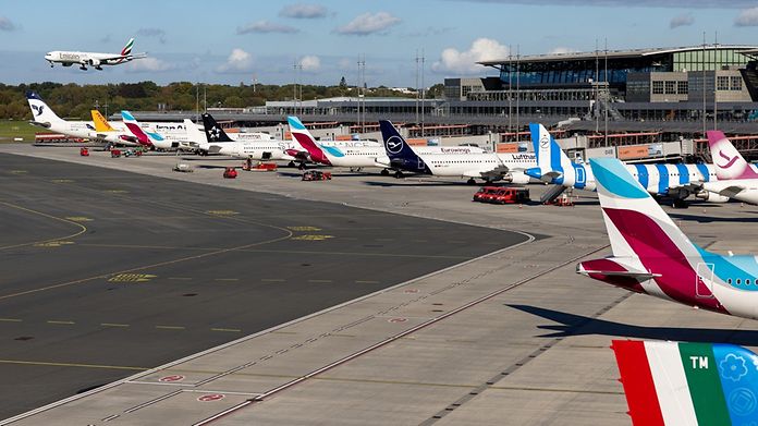 Flugzeuge auf dem Vorfeld, Landung Emirates
