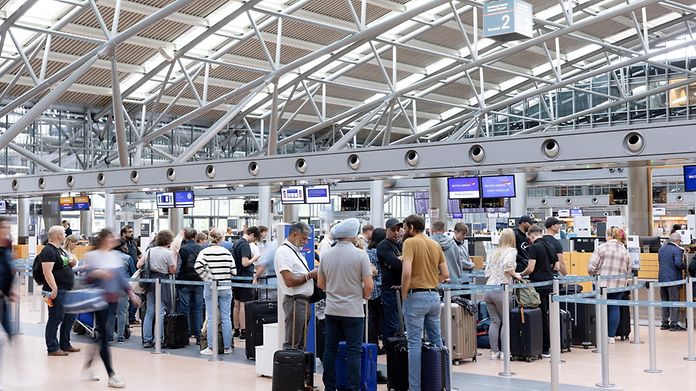 Passagiere beim Check-in im Terminal 2
