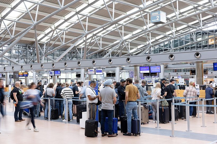 Passagiere beim Check-in im Terminal 2