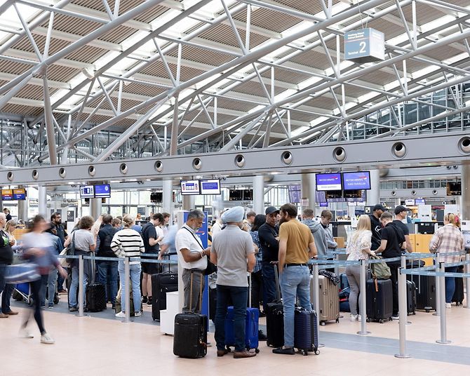 Passagiere beim Check-in im Terminal 2