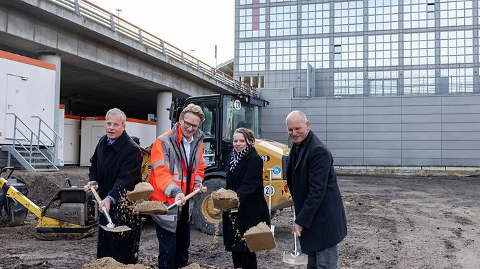 Symbolischer Spatenstich für den Bau einer neuen Sortierhalle