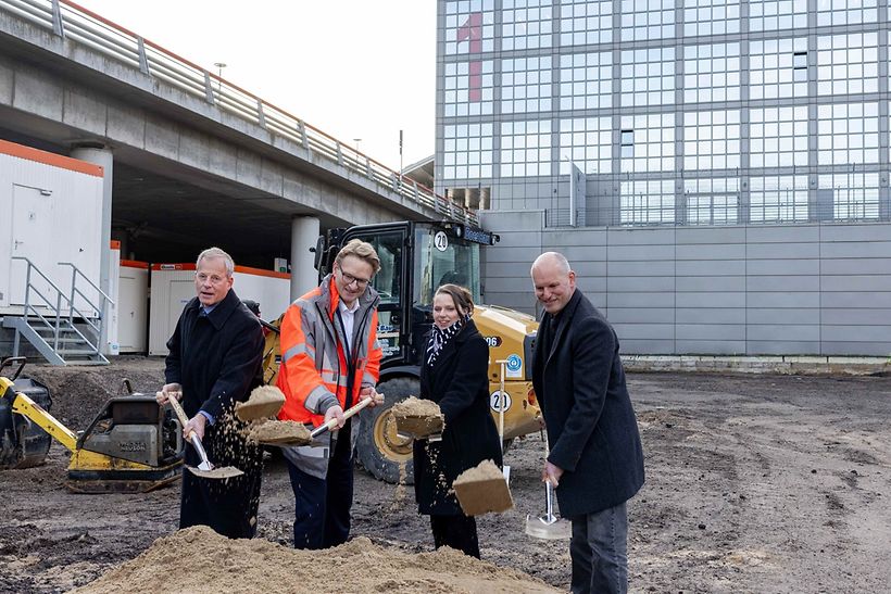 Symbolischer Spatenstich für den Bau einer neuen Sortierhalle
