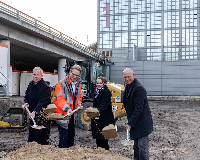Symbolischer Spatenstich für den Bau einer neuen Sortierhalle