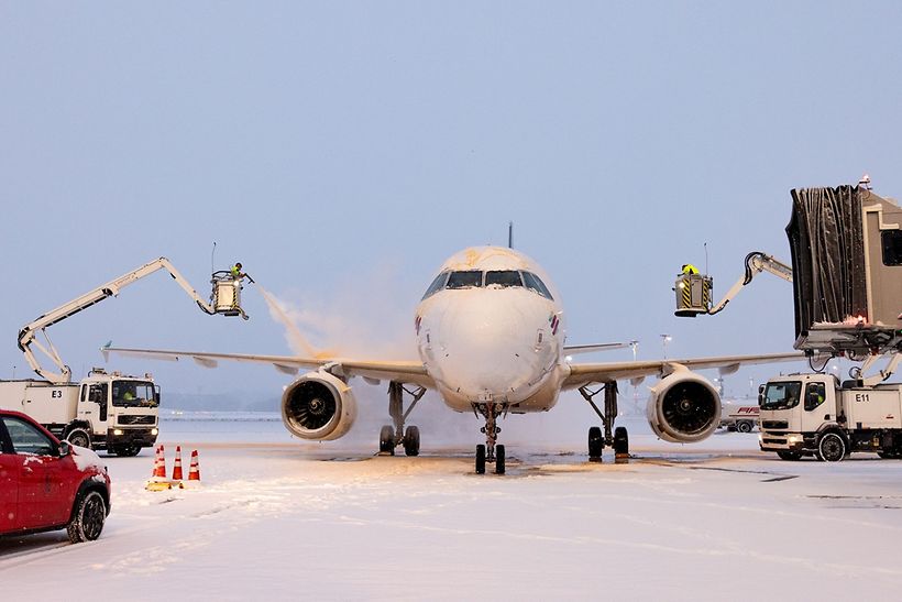 Winter- und Skisaison am Hamburg Airport: Enteisung eines Flugzeuges