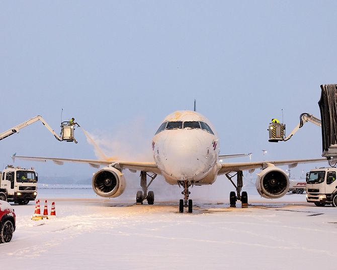 Winter- und Skisaison am Hamburg Airport: Enteisung eines Flugzeuges