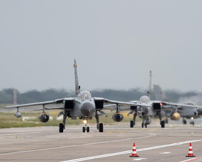 Tornados rollend auf dem Hamburger Vorfeld.