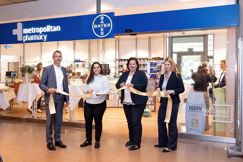 apotheke-ribbon-cutting