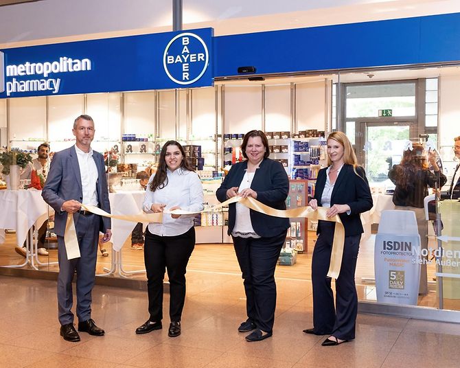 apotheke-ribbon-cutting