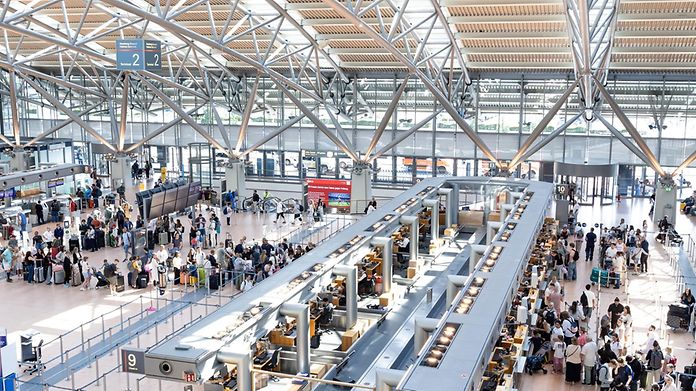ferienbetrieb-terminal-passagiere-abflug