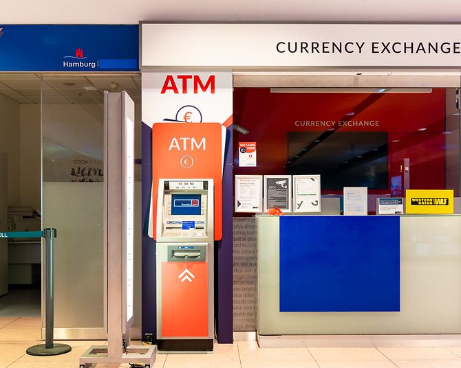 atm-geldautomat-kofferhalle-baggage-reclaim-travelex