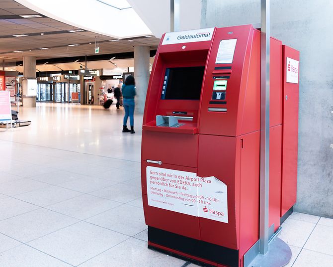 atm-geldautomat-haspa-hamburger-sparkasse-ankunft-arrival-t1