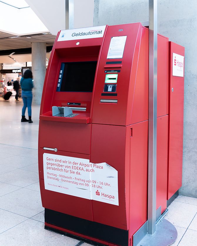 atm-geldautomat-haspa-hamburger-sparkasse-ankunft-arrival-t1