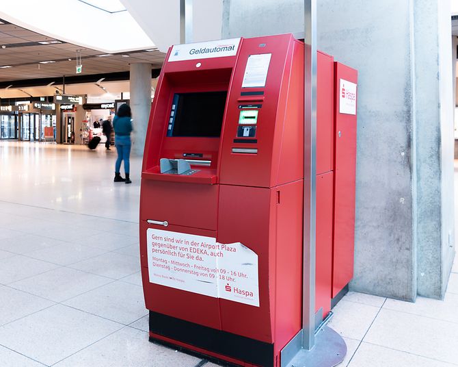 atm-geldautomat-haspa-hamburger-sparkasse-ankunft-arrival-t1