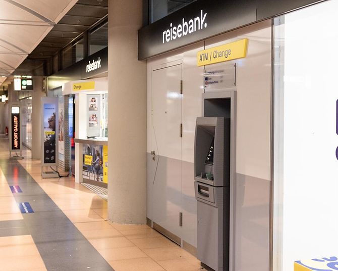 atm-geldautomat-reisebank-ankunft-arrival-plaza